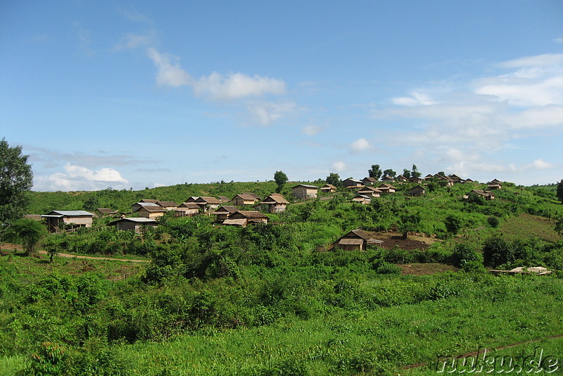 Blick auf ein burmesisches Dorf am Inle See in Myanmar
