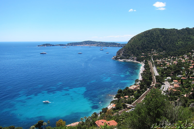 Blick auf Eze-Sur-Mer vom Wanderpfad Chemin de Nietzsche an der Cote d'Azur, Frankreich