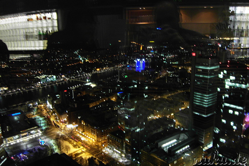 Blick auf Frankfurt bei Nacht vom Maintower