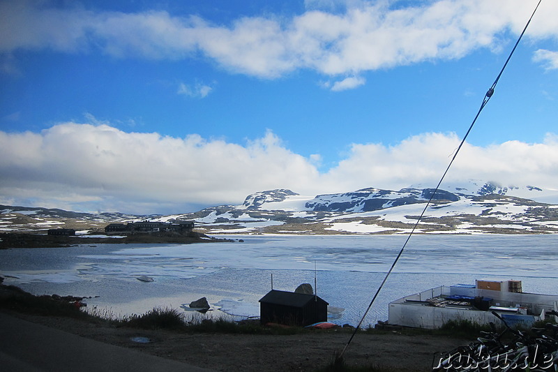 Blick aus dem Fenster auf der Zugfahrt von Myrdal nach Oslo in Norwegen