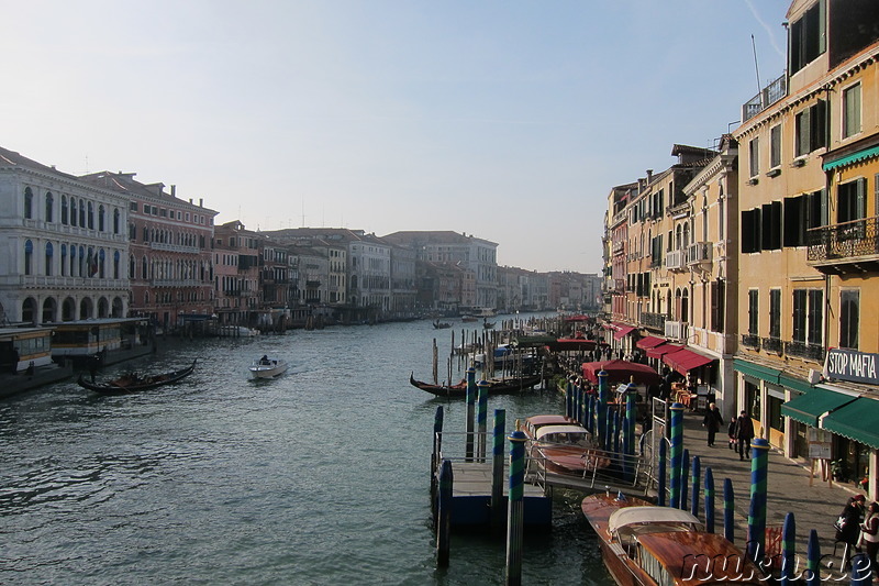 Blick von der Rialto Brücke über den Grand Canal in Venedig, Italien