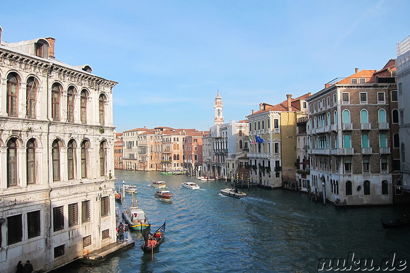 Blick von der Rialto Brücke über den Grand Canal in Venedig, Italien