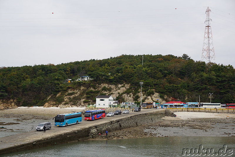 Blick zurück auf Jamjindo Island während der Fährfahrt nach Muuido Island