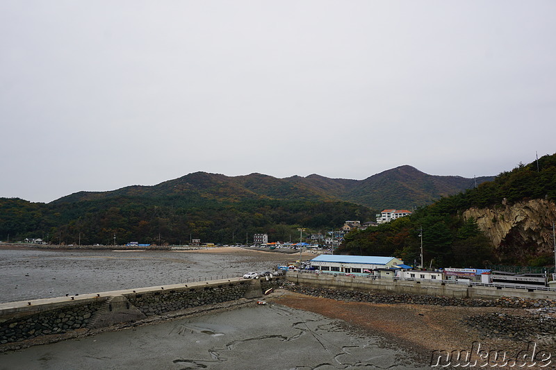 Blick zurück von der Fußgängerbrücke auf den Hafen von Gwangmyeong auf Muuido