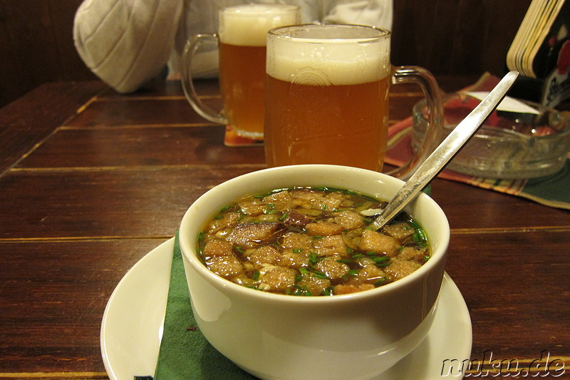 Böhmische Knoblauchsuppe und unfiltriertes Pilsner Urquell im Restaurant Na Parkanu in Pilsen, Tschechien