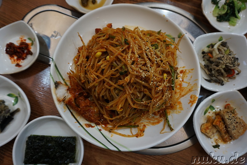 Boltegijjim (볼테기찜) - scharf marinierter, gedünsteter Fisch mit Sprossen