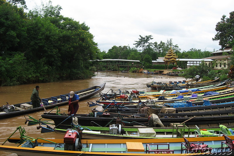 Boote am Anleger in Inthein, Myanmar