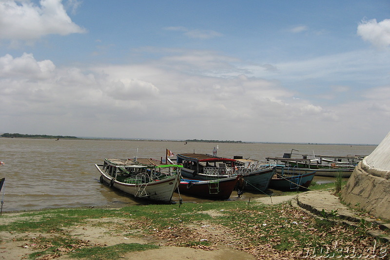 Boote am Ayeyarwady in Bagan, Myanmar