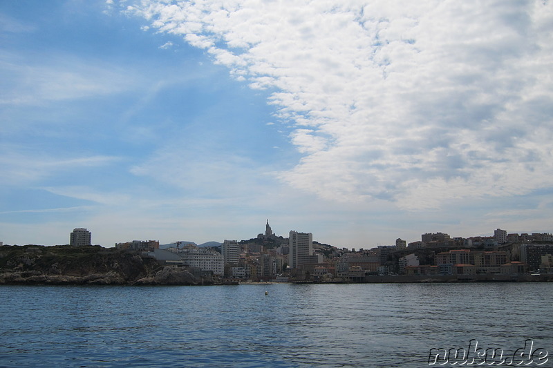 Bootsfahrt zu den Kalksteinbuchten Les Calanques in der Nähe von Marseille, Frankreich