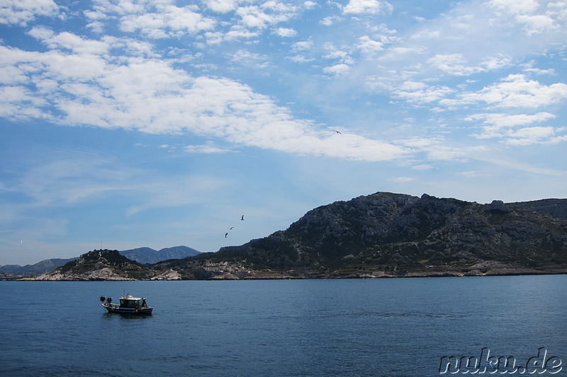 Bootsfahrt zu den Kalksteinbuchten Les Calanques in der Nähe von Marseille, Frankreich