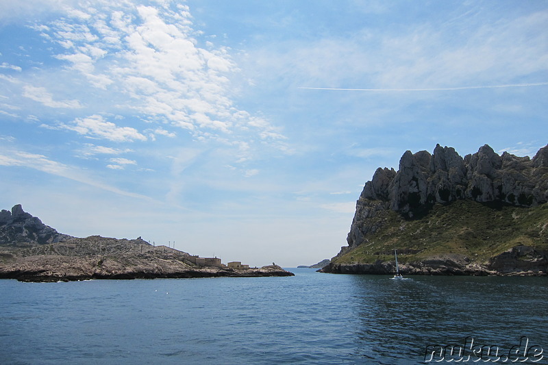 Bootsfahrt zu den Kalksteinbuchten Les Calanques in der Nähe von Marseille, Frankreich