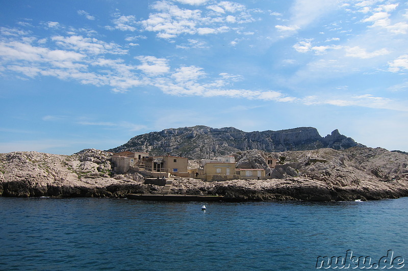 Bootsfahrt zu den Kalksteinbuchten Les Calanques in der Nähe von Marseille, Frankreich