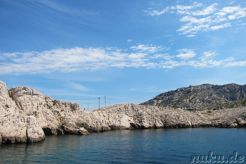 Bootsfahrt zu den Kalksteinbuchten Les Calanques in der Nähe von Marseille, Frankreich