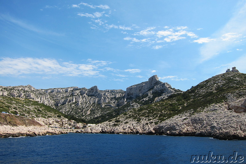 Bootsfahrt zu den Kalksteinbuchten Les Calanques in der Nähe von Marseille, Frankreich