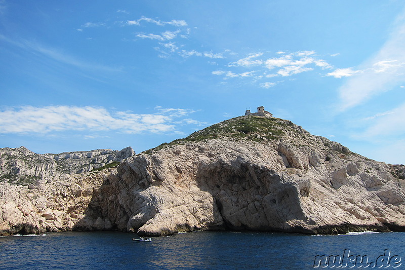 Bootsfahrt zu den Kalksteinbuchten Les Calanques in der Nähe von Marseille, Frankreich