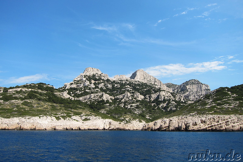 Bootsfahrt zu den Kalksteinbuchten Les Calanques in der Nähe von Marseille, Frankreich