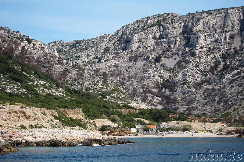 Bootsfahrt zu den Kalksteinbuchten Les Calanques in der Nähe von Marseille, Frankreich