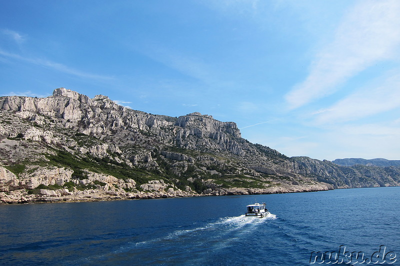 Bootsfahrt zu den Kalksteinbuchten Les Calanques in der Nähe von Marseille, Frankreich