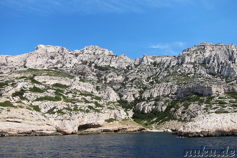 Bootsfahrt zu den Kalksteinbuchten Les Calanques in der Nähe von Marseille, Frankreich