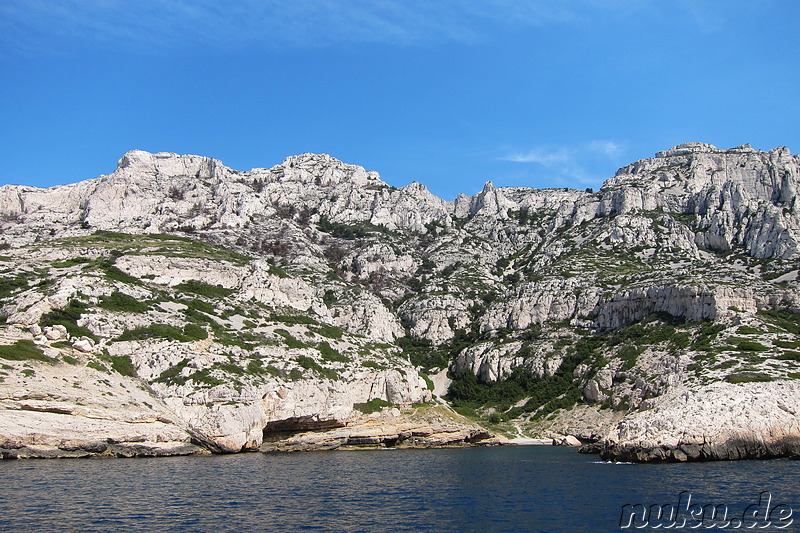 Bootsfahrt zu den Kalksteinbuchten Les Calanques in der Nähe von Marseille, Frankreich