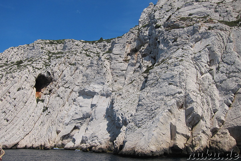 Bootsfahrt zu den Kalksteinbuchten Les Calanques in der Nähe von Marseille, Frankreich