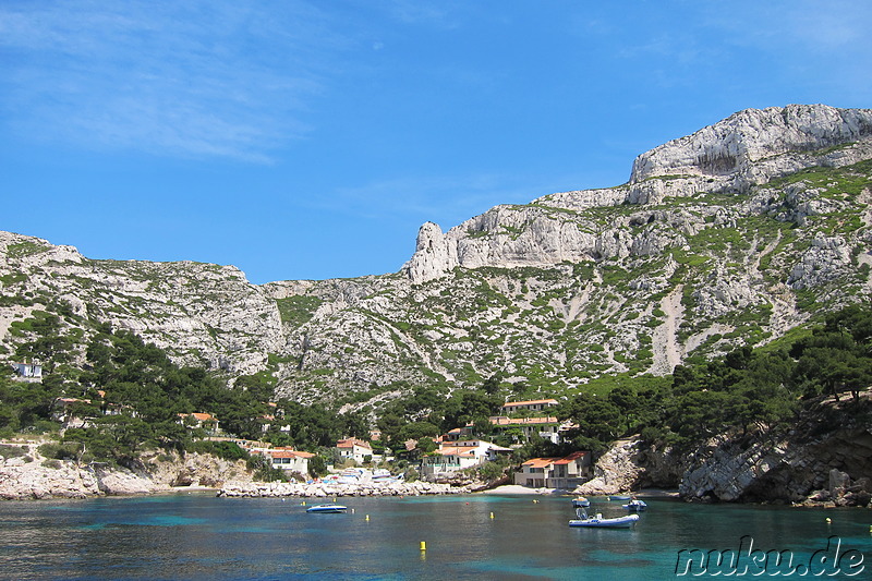 Bootsfahrt zu den Kalksteinbuchten Les Calanques in der Nähe von Marseille, Frankreich