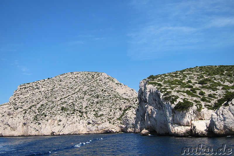 Bootsfahrt zu den Kalksteinbuchten Les Calanques in der Nähe von Marseille, Frankreich