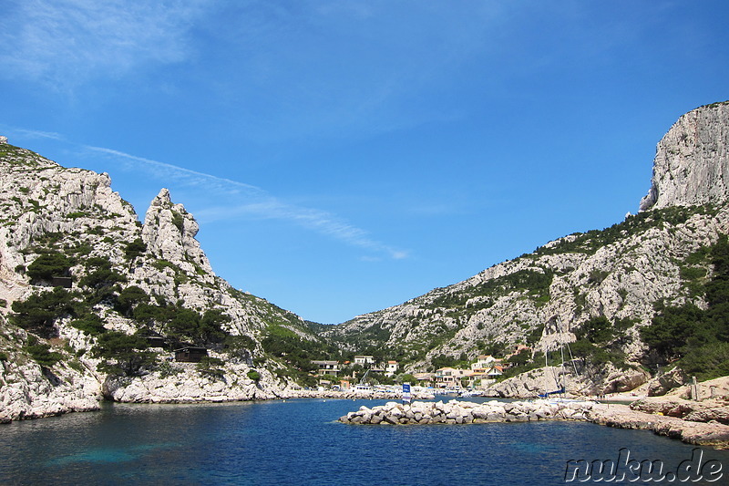 Bootsfahrt zu den Kalksteinbuchten Les Calanques in der Nähe von Marseille, Frankreich