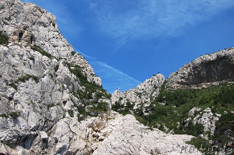 Bootsfahrt zu den Kalksteinbuchten Les Calanques in der Nähe von Marseille, Frankreich