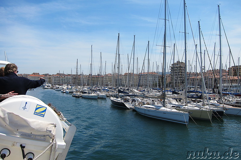 Bootsfahrt zu den Kalksteinbuchten Les Calanques in der Nähe von Marseille, Frankreich