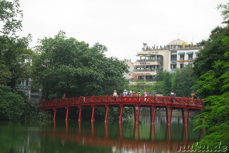 Brücke zum Ngoc Son Jade Mountain Tempel