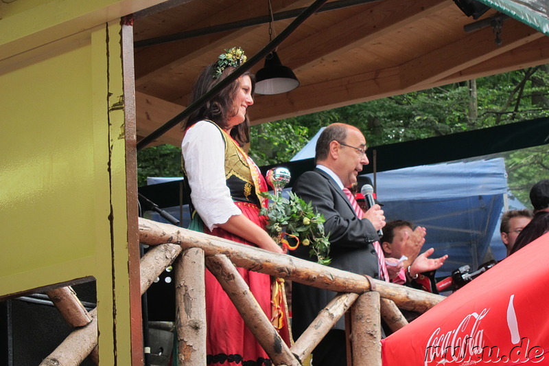Bürgermeister mit Bierkönigen bei der Eröffnungsrede