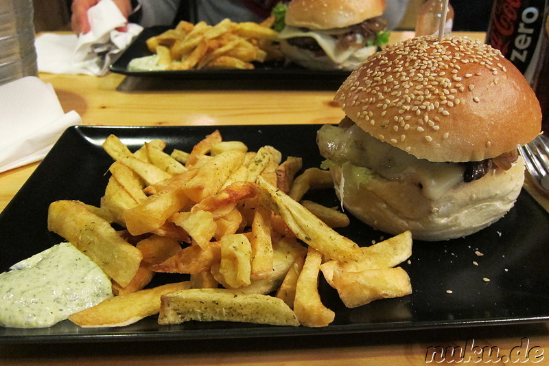 Burger mit Pommes in Faro, Portugal