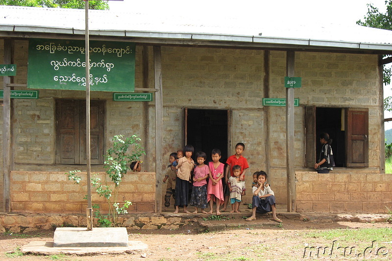 Burmesische Grundschulkinder vor ihrer Schule