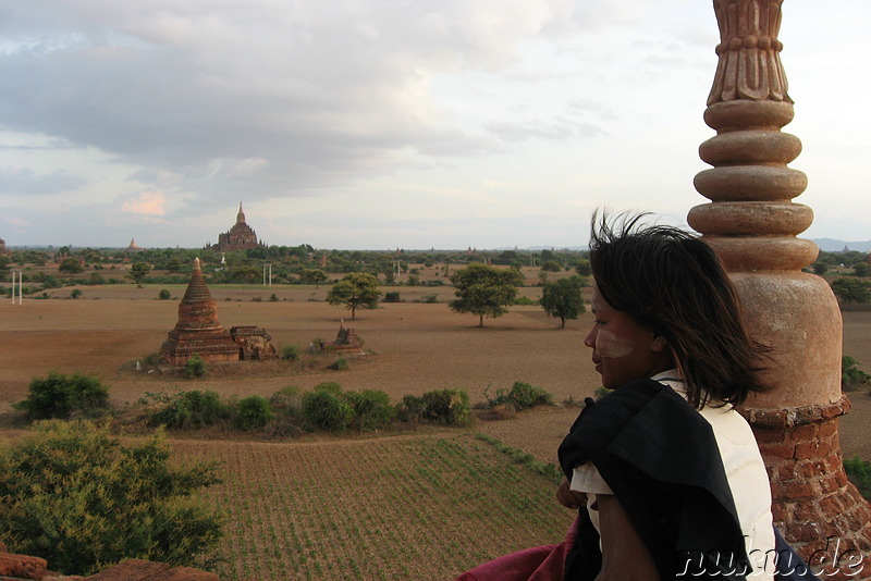 Burmesisches Kind am Buledi Tempel