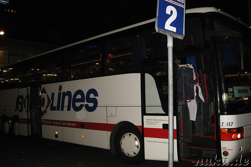 Bus von Eurolines bei der Ankunft in Amsterdam