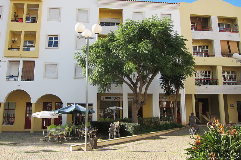 Cafe in einem Innenhof in Tavira, Portugal