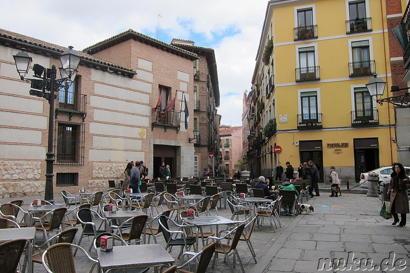 Calle de la Cava Baja - Strasse mit vielen Tapasbars in Madrid, Spanien