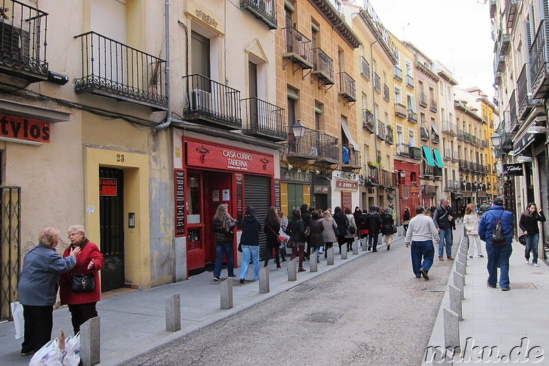 Calle de la Cava Baja - Strasse mit vielen Tapasbars in Madrid, Spanien