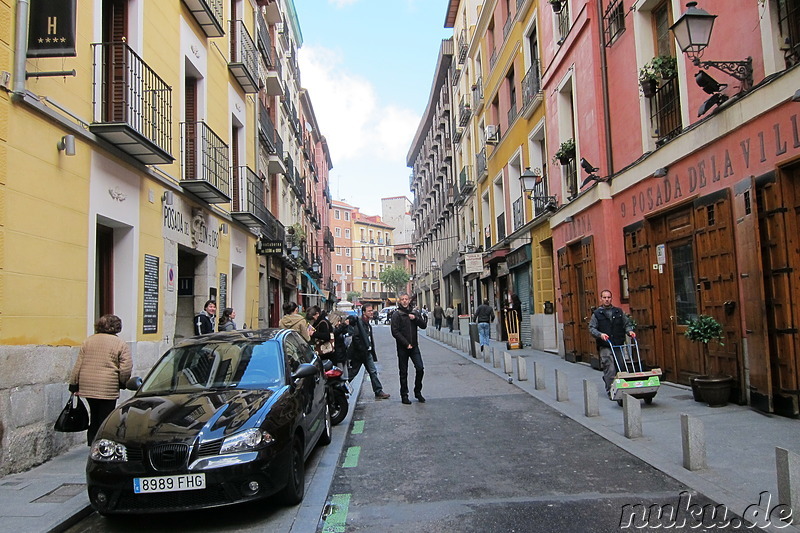 Calle de la Cava Baja - Strasse mit vielen Tapasbars in Madrid, Spanien