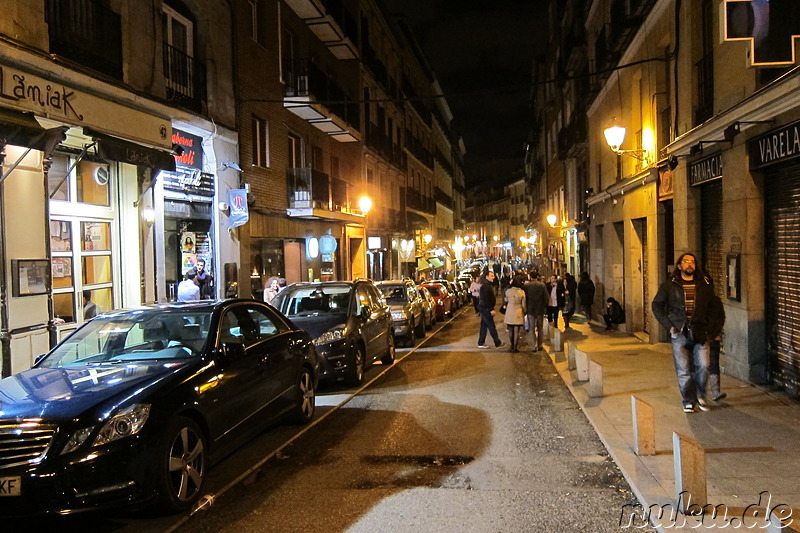 Calle de la Cava Baja - Strasse mit vielen Tapasbars in Madrid, Spanien