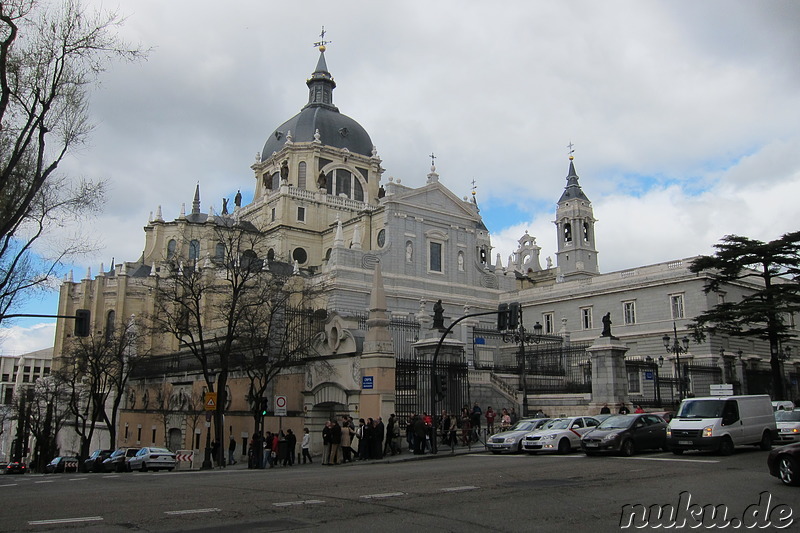 Catedral de Nuestra Senora de la Almudena am Palacio Real in Madrid, Spanien