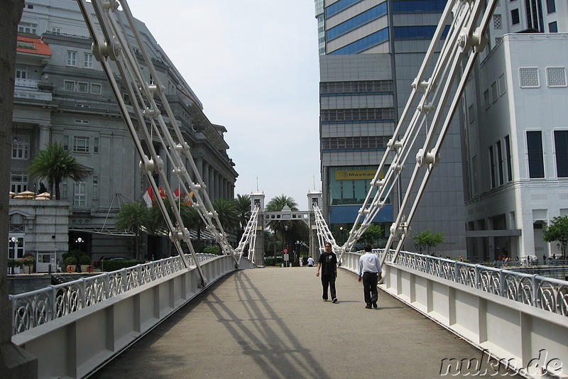 Cavenagh Bridge und Fullerton Hotel, Singapur