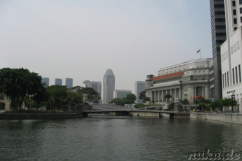 Cavenagh Bridge und Fullerton Hotel, Singapur