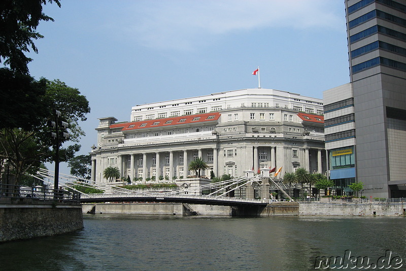 Cavenagh Bridge und Fullerton Hotel, Singapur