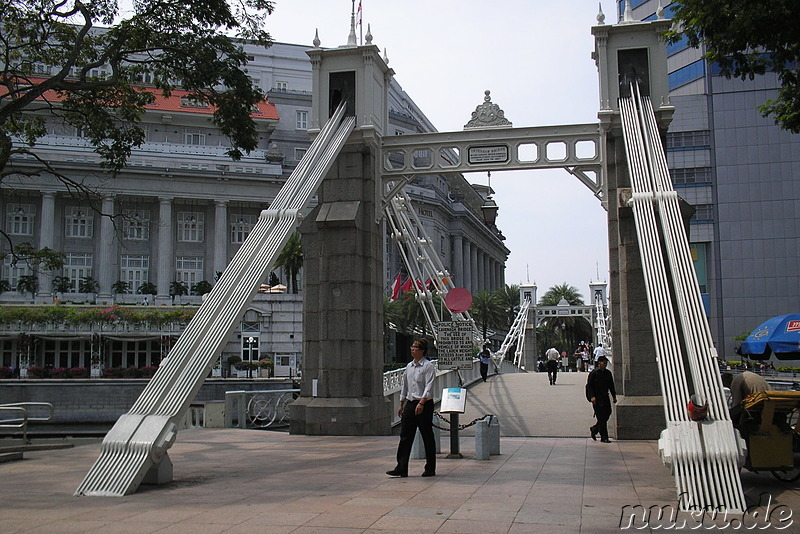 Cavenagh Bridge und Fullerton Hotel, Singapur