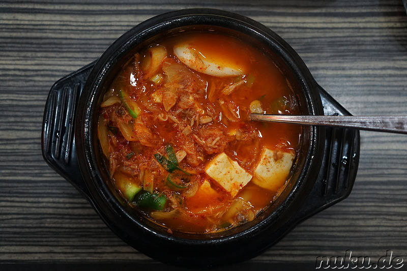 Chamchijjigae (참치찌개) - Koreanischer Eintopf mit Thunfisch und Kimchi