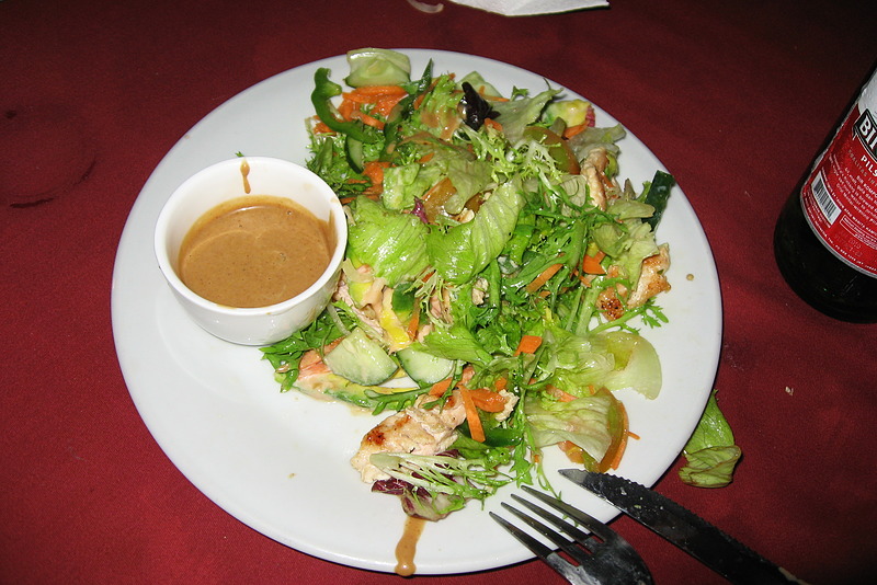 Chicken Salat mit Erdnuss-Dip - Restaurant der Nusa Indah Bungalows