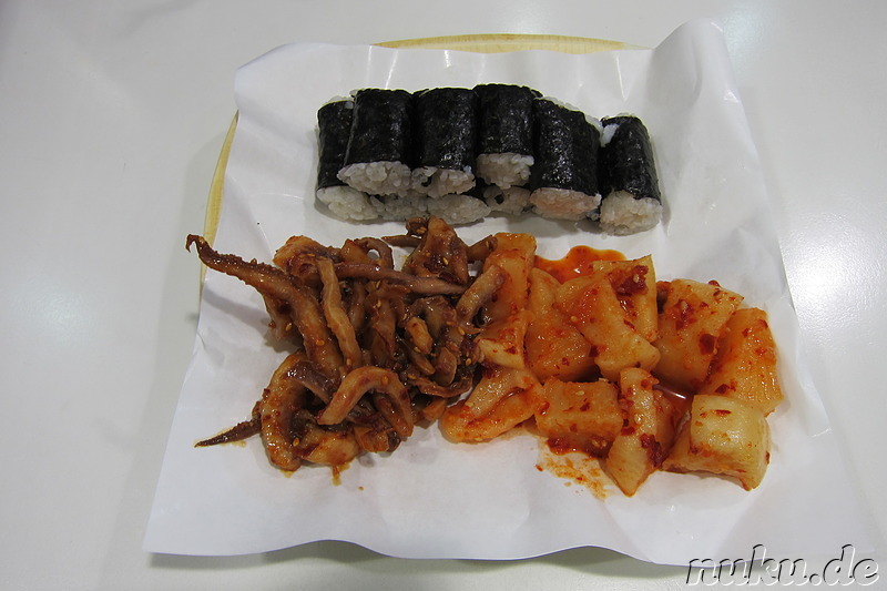 Chungmu-Kimbab (충무김밥) - Kleine Reisrollen mit Rettichkimchi und Krakensalat