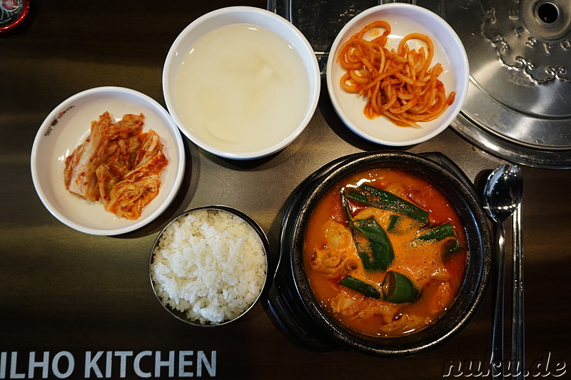 Dakdoritang (닭도리탕) bzw. Dakbokkeumtang (닭볶음탕) - Scharfe koreanische Hühnersuppe